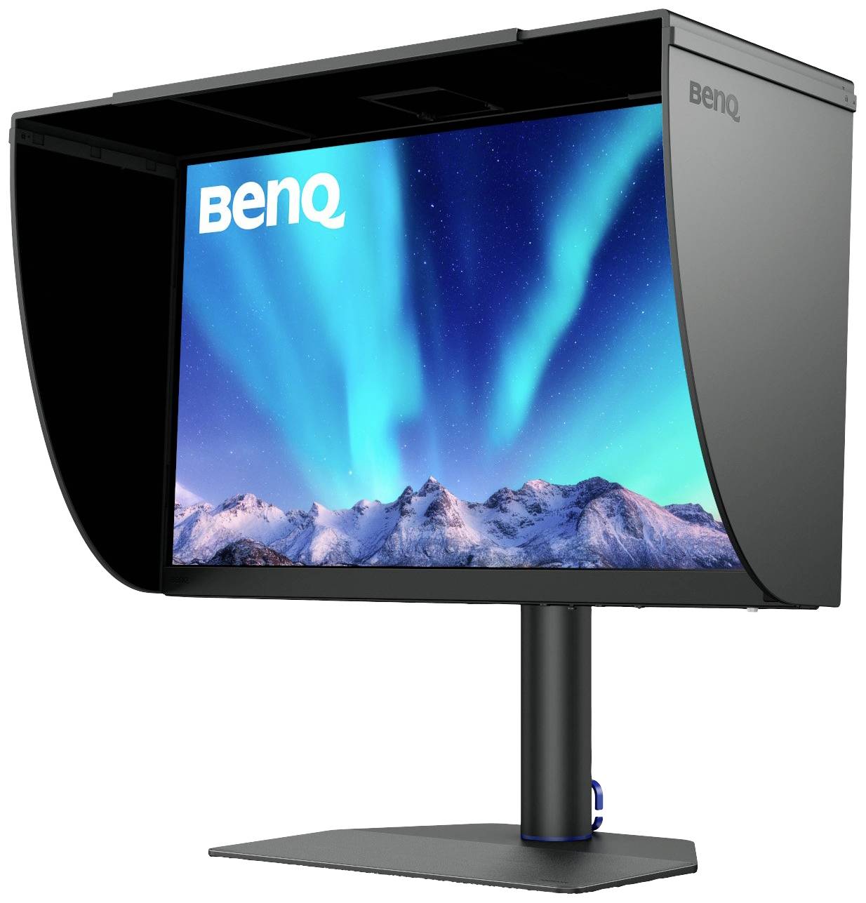 Monitor s protisluneční clonou zobrazuje obraz polární záře nad zasněženými horami. Logo značky 'BenQ' v levém horním rohu.