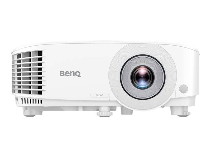 Bílý projektor značky BenQ s viditelným objektivem na bílém pozadí.