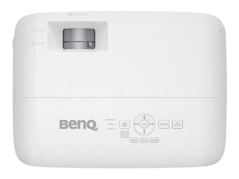 Bílý projektor BenQ s ovladači ostření a zoomu, tlačítky napájení a menu.