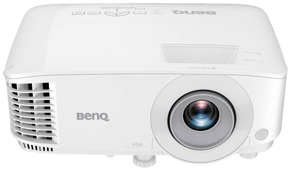 Bílý projektor BenQ, model XGA, s velkými větracími otvory a zaostřovací čočkou. Ideální pro prezentace a domácí kino.