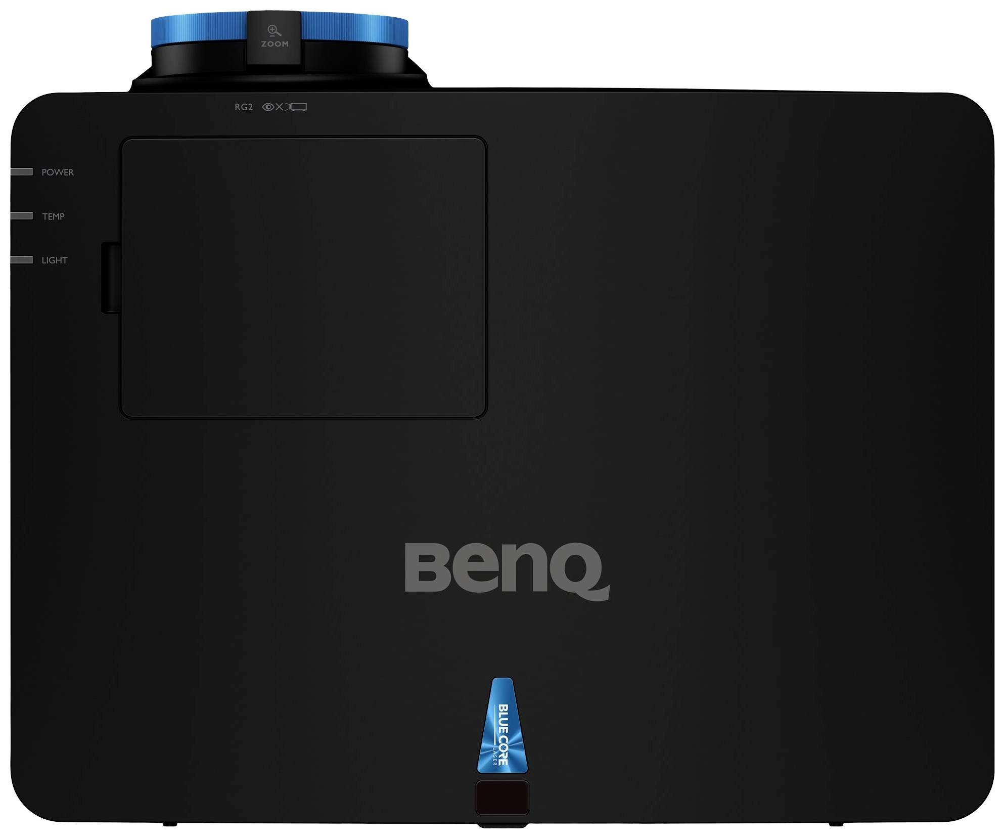Pohled shora na projektor BenQ. Projektor je černý s modrými akcenty a nahoře má krytku objektivu.