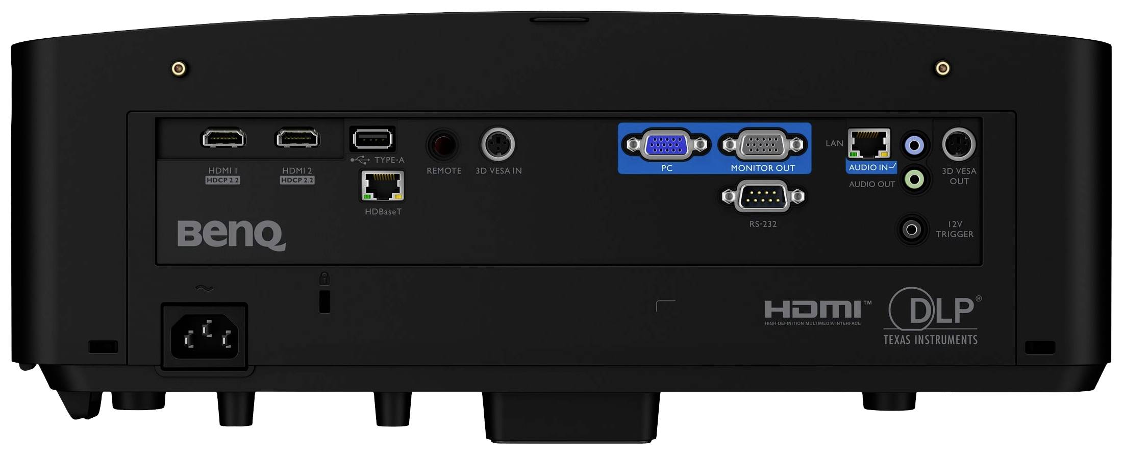 Zadní pohled na projektor s HDMI, VGA a USB porty, jakož i zvukovými vstupy. Je viditelné logo značky a technické poznámky.