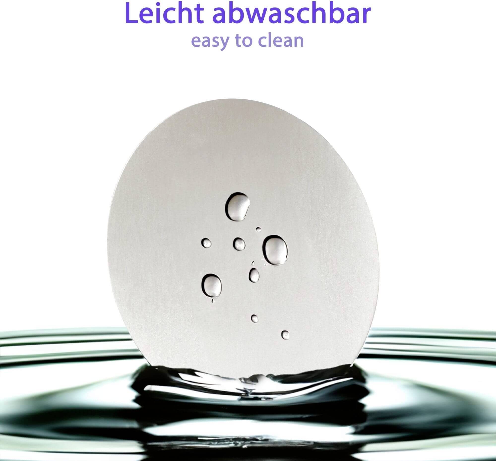 Na kovovém kruhu s kapkami vody ležícím na zvlněné vodní hladině je nápis „Snadno omyvatelné".