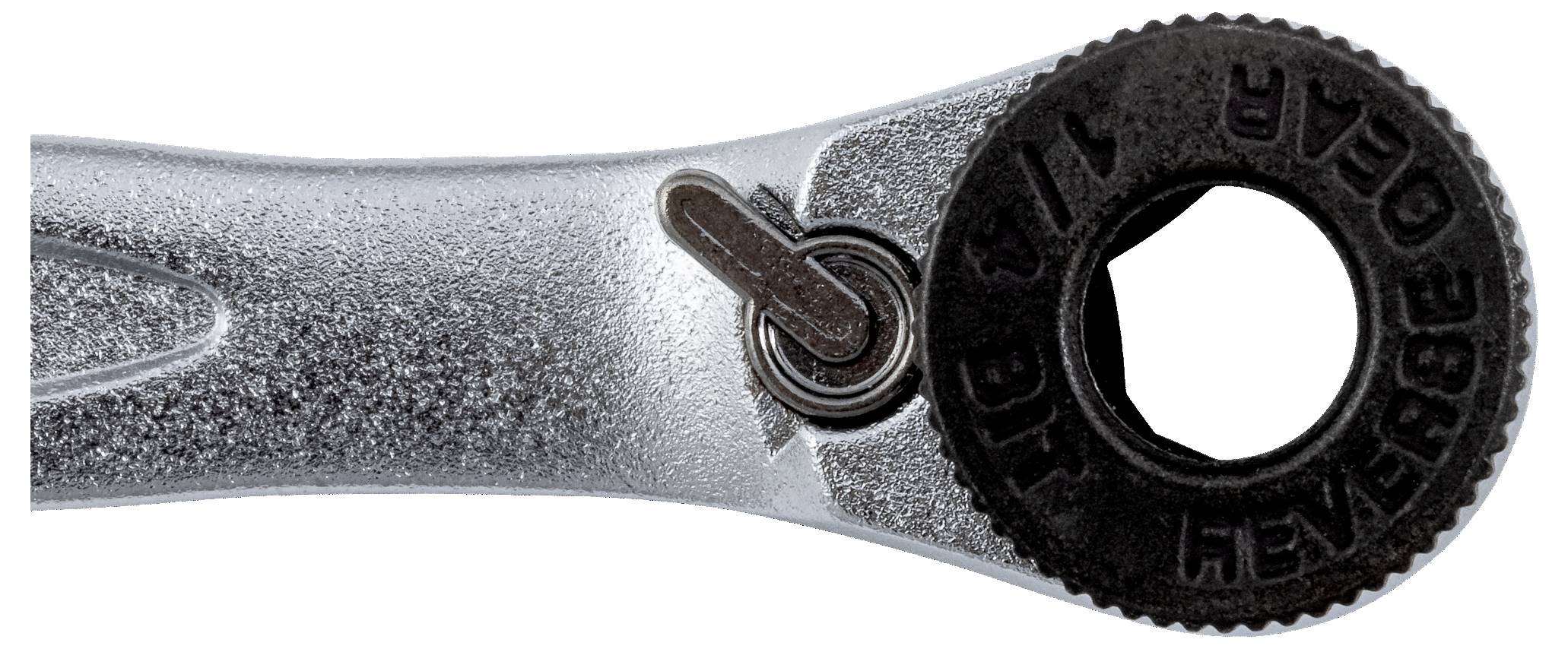 Detailní záběr stříbrného klíče s ráčnovým mechanismem, ozubení viditelné na černém kroužku, velikost '1/4' vyražena.