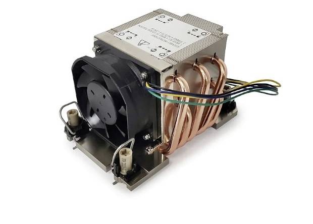 Chladič s ventilátorem, měděnými trubkami a elektrickými přípojkami, používaný pro odvod tepla v elektronických zařízeních.