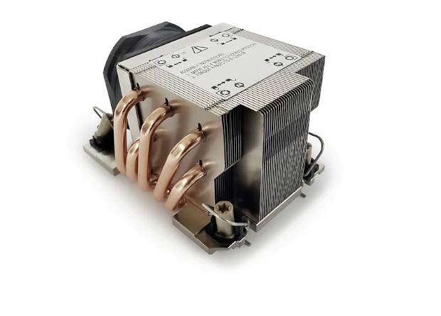 Chladič CPU se čtyřmi měděnými tepelnými trubicemi a hliníkovými lamelami na kovovém podkladu.