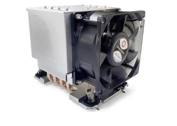Černý počítačový ventilátor s chladicími žebry a měděnými trubkami, určený pro chlazení procesorů, na bílém pozadí.