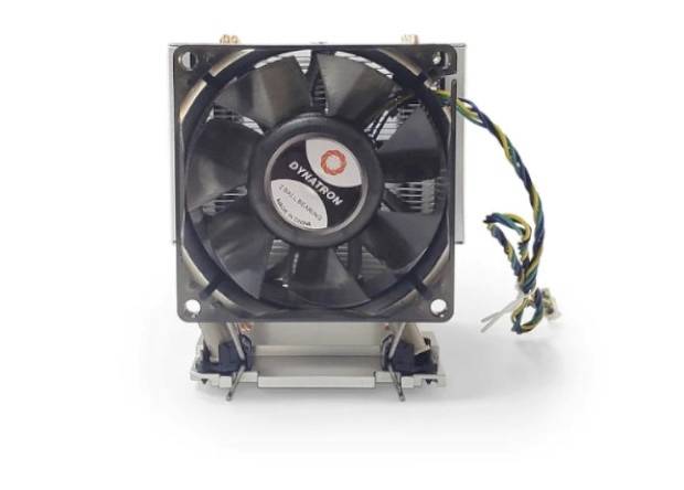 Počítačový ventilátor pohledem zepředu, kovový s několika lopatkami a barevnými připojovacími vodiči.