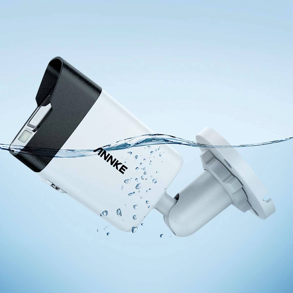 Bezpečnostní kamera obklopená vodou symbolizuje odolnost vůči povětrnostním vlivům v exteriérech.