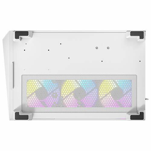 Bílý ventilátor počítačové skříně se třemi svítícími ventilátory s proměnlivou barvou, které jsou chráněny mřížkou.