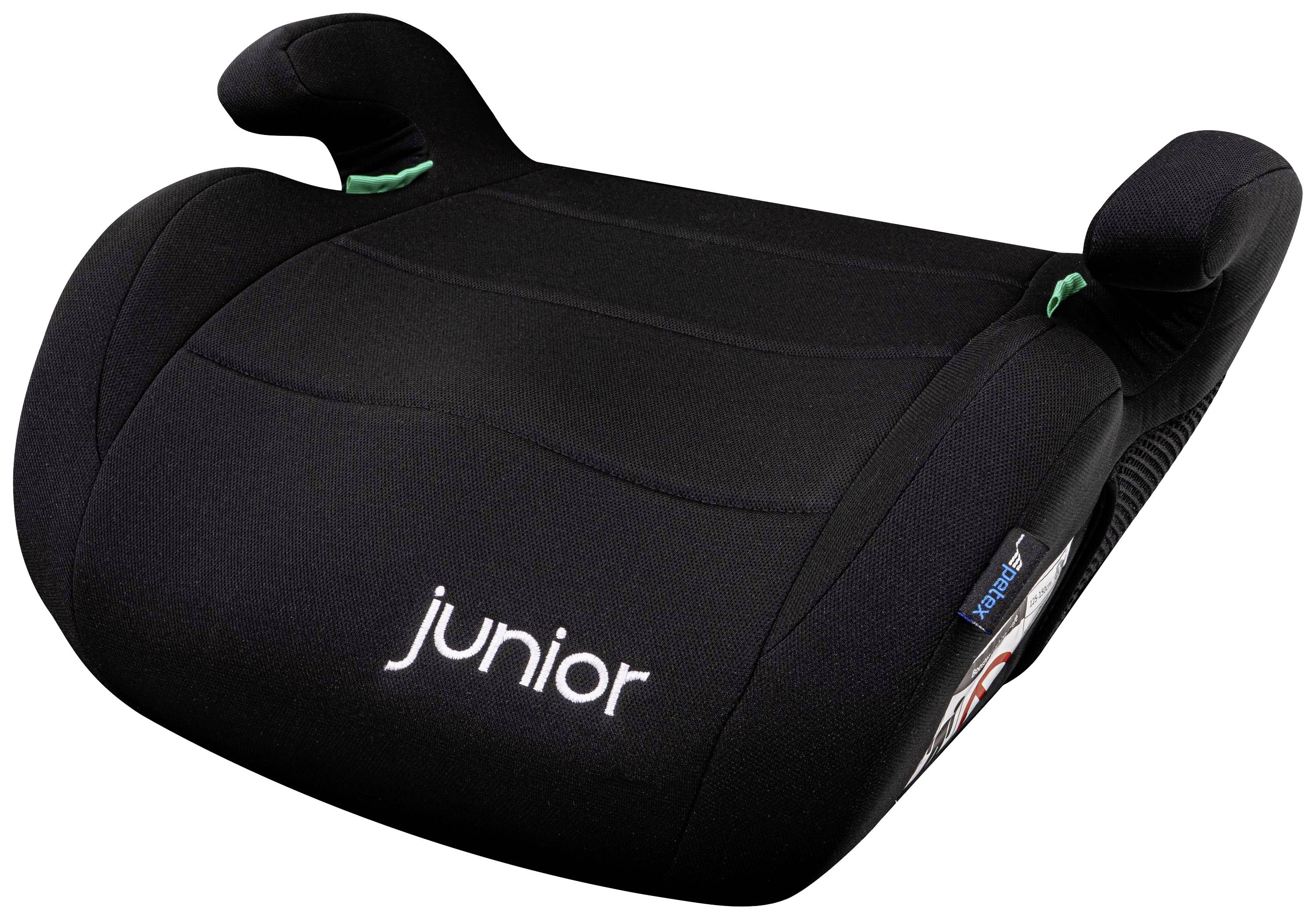 Černá dětská autosedačka se zvýšením s nápisem 'junior' bílým písmem. Má opěrky rukou a boční polstrování.