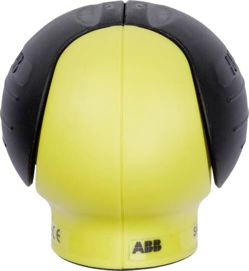 Žlutá robotická hlava s černými ochrannými kryty, pohled zepředu. Dole je umístěno logo 'ABB'.