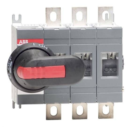 Elektrický spínač s červenou pákou a černou základnou. Páka je nastavena do polohy 'OFF'. Spínač má tři elektrické kontakty.