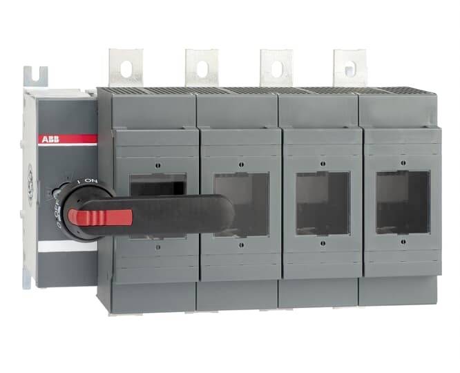 Na obrázku je zobrazen šedý odpínač s červeným otočným ovládáním. Má čtyři póly a je navržen pro řízení elektrických obvodů.