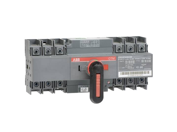 Šedý elektrický spínač se červeným ovládacím prvkem, obklopený připojovacími svorkami. Nápis: 'ABB OTM'.