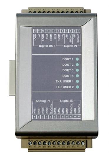 Průmyslové elektronické rozhraní s více digitálními a analogovými porty, vhodné pro všestranné použití.