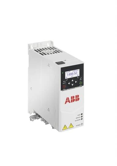 ABB frekvenční měnič v bílém pouzdře s displejem a ovládacím panelem, používaný pro regulaci otáček elektromotorů.