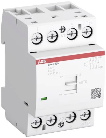 Bílý stykač ABB s šroubovými svorkami, model 'EN40-40N', vhodný pro 230V AC/DC, je ovládán spínačem.