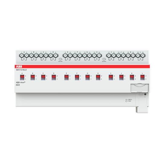 'ABB spínací aktor 12-násobný' zobrazuje dvanáct spínačů s LED indikátory, připojovací svorky nahoře, vhodný pro ovládání osvětlení nebo zařízení.
