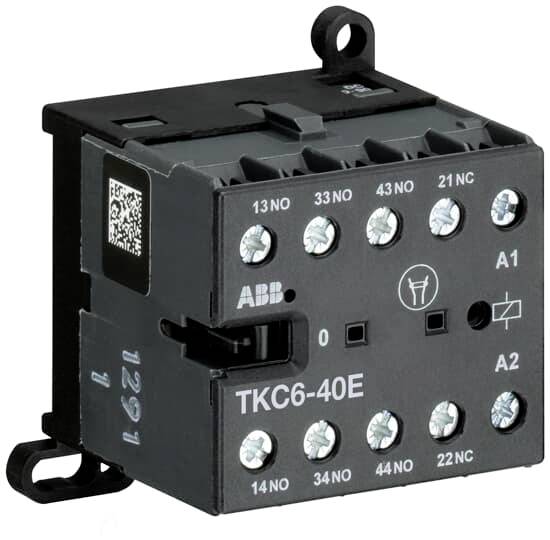 Elektrické relé, model TKC6-40E, s několika šroubovými svorkami pro připojení. Horní strana s logem společnosti a QR kódem.