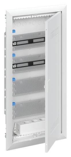 Rozvaděč s otevřenými dvířky, který zobrazuje vnitřní strukturu s několika horizontálními lištami a zásuvnými místy. Vhodný pro elektroinstalace.