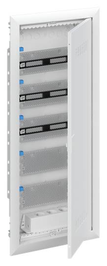 Rozvaděč s otevřenými dvířky, zobrazující několik svislých sekcí s modrými komponenty. Vhodný pro instalaci elektrických prvků.