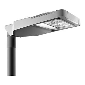Moderní, obdélníková pouliční lampa s LED osvětlením na černém sloupu, vhodná pro městské prostředí.