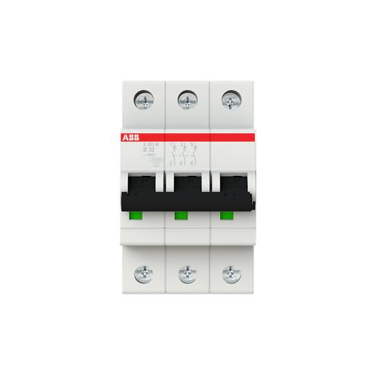 Třípólový výkonový spínač s červenými a černými spínači, na němž je vyznačeno 'ABB' a 'B 32'. Účel: elektrická bezpečnost.