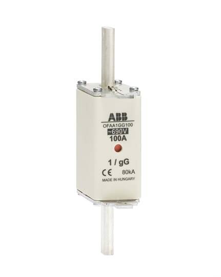 Pojistka ABB, model OFAA100G100, 690V, 100A, certifikováno CE, kapacita 80kA, vyrobeno v Maďarsku.