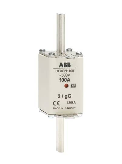 Pojistková vložka ABB, model OFAF2H100, určená pro 500V a 100A, vyrobená v Maďarsku, s výrazně viditelnými připojovacími svorkami.