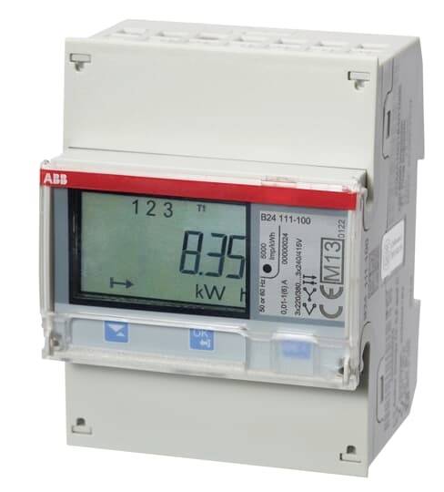 Elektroměr s displejem; zobrazuje 8,35 kWh. Zařízení značky ABB s různými technickými údaji na přední straně.