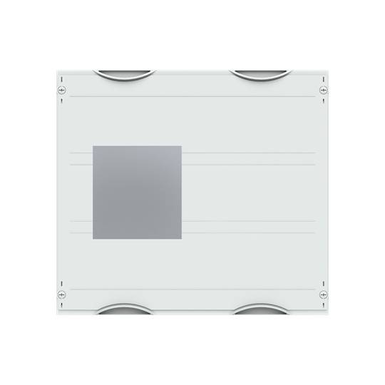 Šedý čtverec uprostřed bílého obdélníku v symetrickém uspořádání. Minimalistický design, geometrické rozvržení.