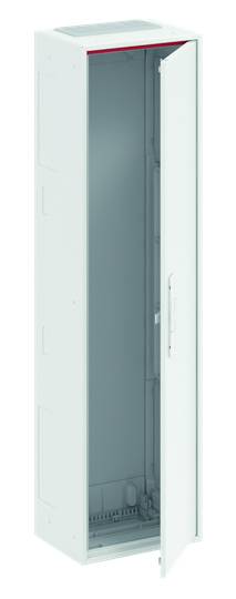 Bílý, prázdný kovový kryt s otevřenými dvířky, vhodný pro instalaci elektronických zařízení nebo kabeláže.