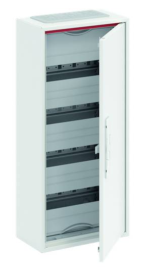 Bílý rozvaděč s otevřenými dvířky ukazuje několik horizontálních polic uvnitř, vhodný pro elektroinstalace.