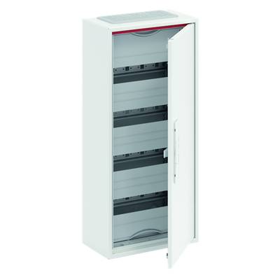 Bílý rozvaděč s otevřenými dvířky ukazuje několik horizontálních polic uvnitř, vhodný pro elektroinstalace.