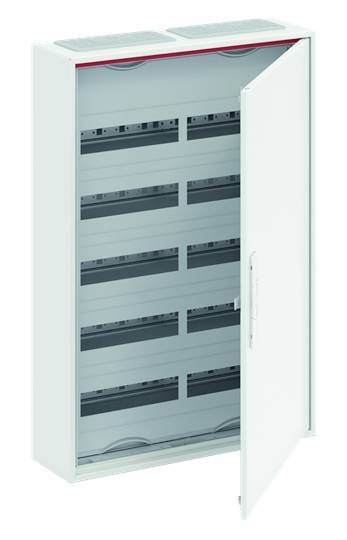 Šedý kovový rozvaděč s otevřenými dvířky, který odhaluje několik horizontálních řad elektrických komponent.
