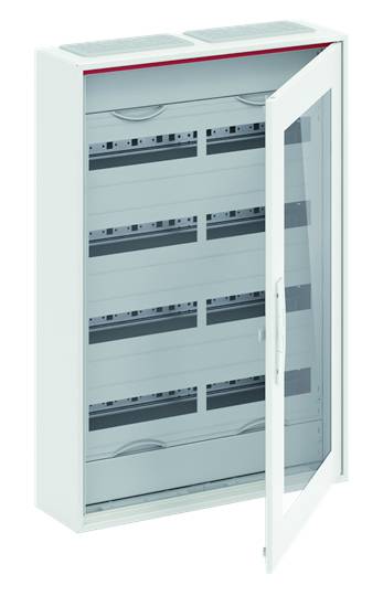 Otevřená rozvodná skříň s několika řadami elektrických komponent. Dvířka jsou prosklená a odhalují vnitřní uspořádání skříně.