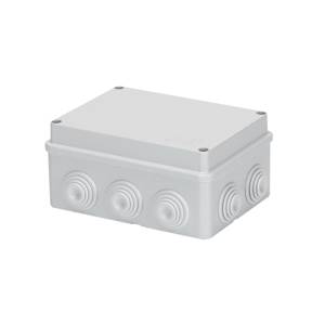 Bílá, obdélníková plastová elektroinstalační krabice s odnímitelnými bočními víčky na třech stěnách pro vedení kabelů.