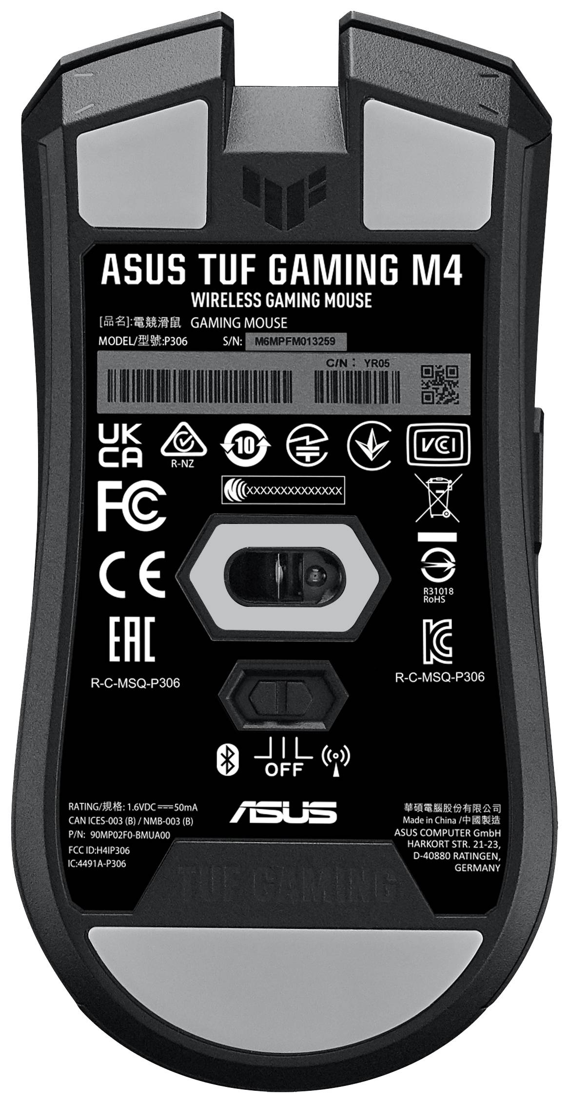 Zadní strana bezdrátové herní myši ASUS TUF Gaming M4 s různými schvalovacími logy, číslem modelu a sériovým číslem.