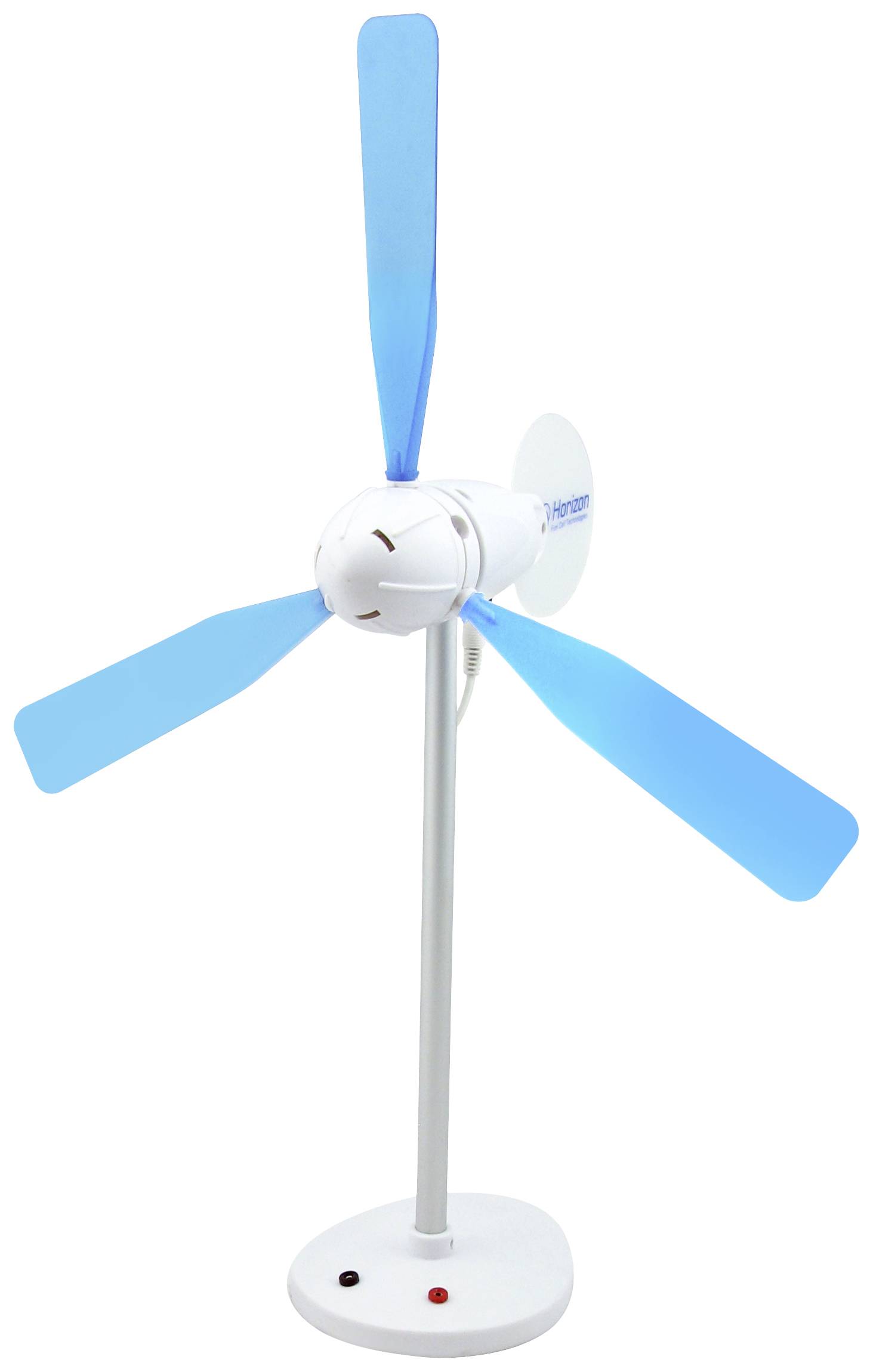 Malý elektrický ventilátor s modro-bílými listy, podobný větrné turbíně, stojí na bílém podstavci.