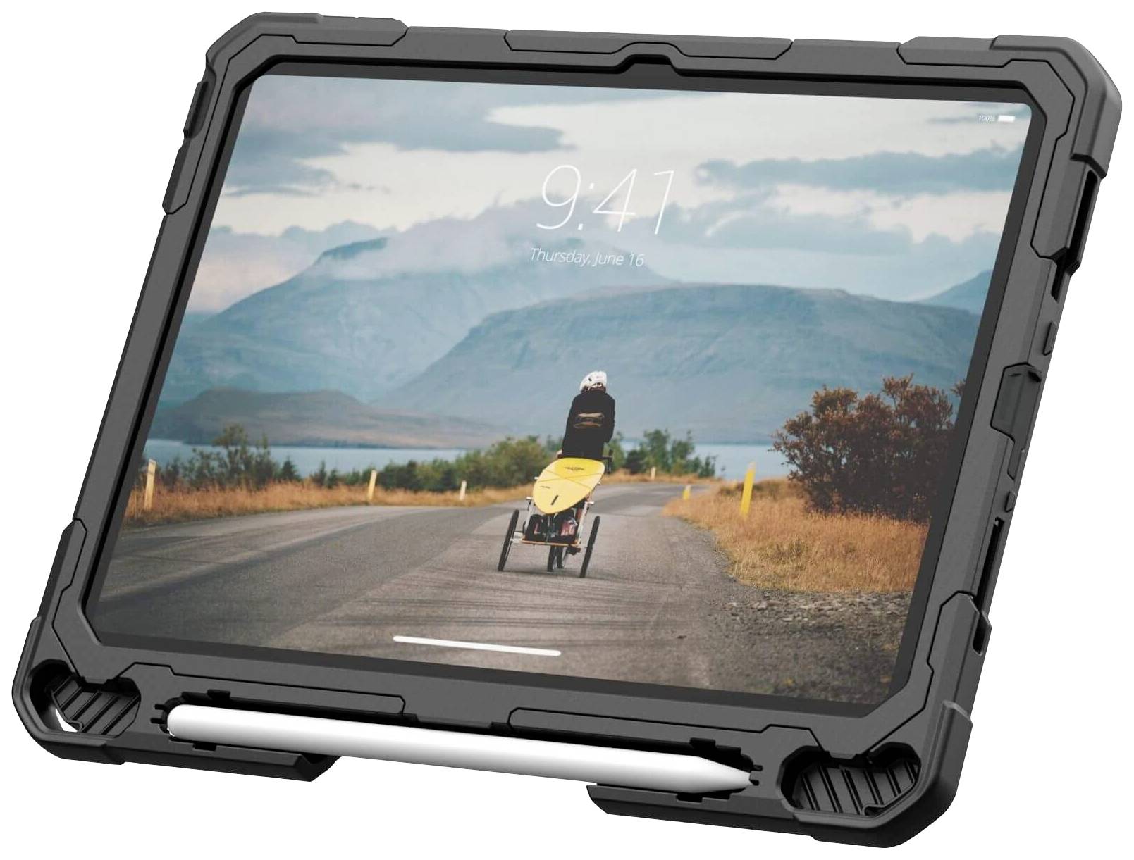 Tablet v odolném ochranném pouzdře zobrazuje obrazovku s krajinou a jednotlivou osobou na silnici, čas 9:41, datum úterý 9. června.