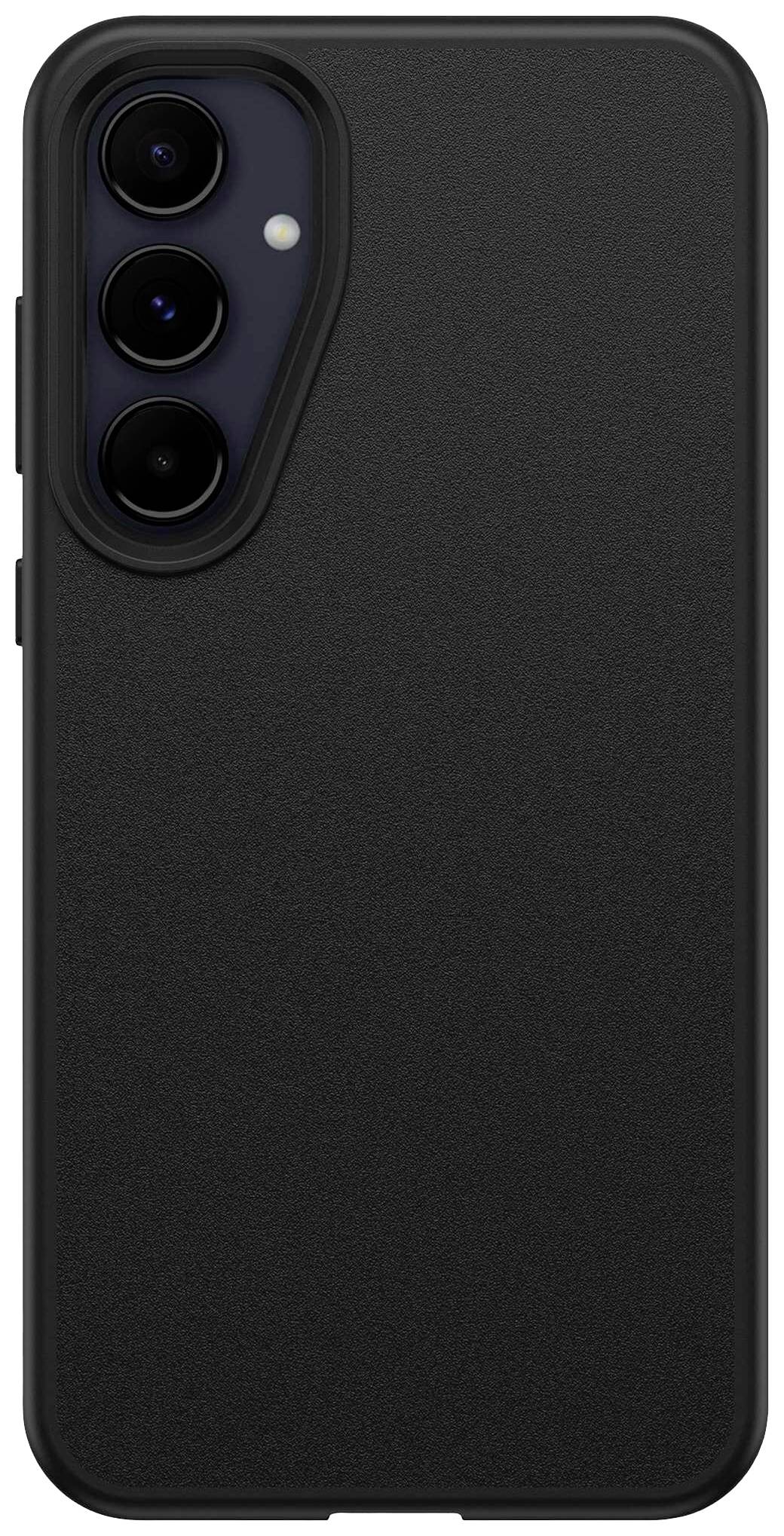 Černý smartphone se třemi vertikálně uspořádanými objektivy na zadní straně.