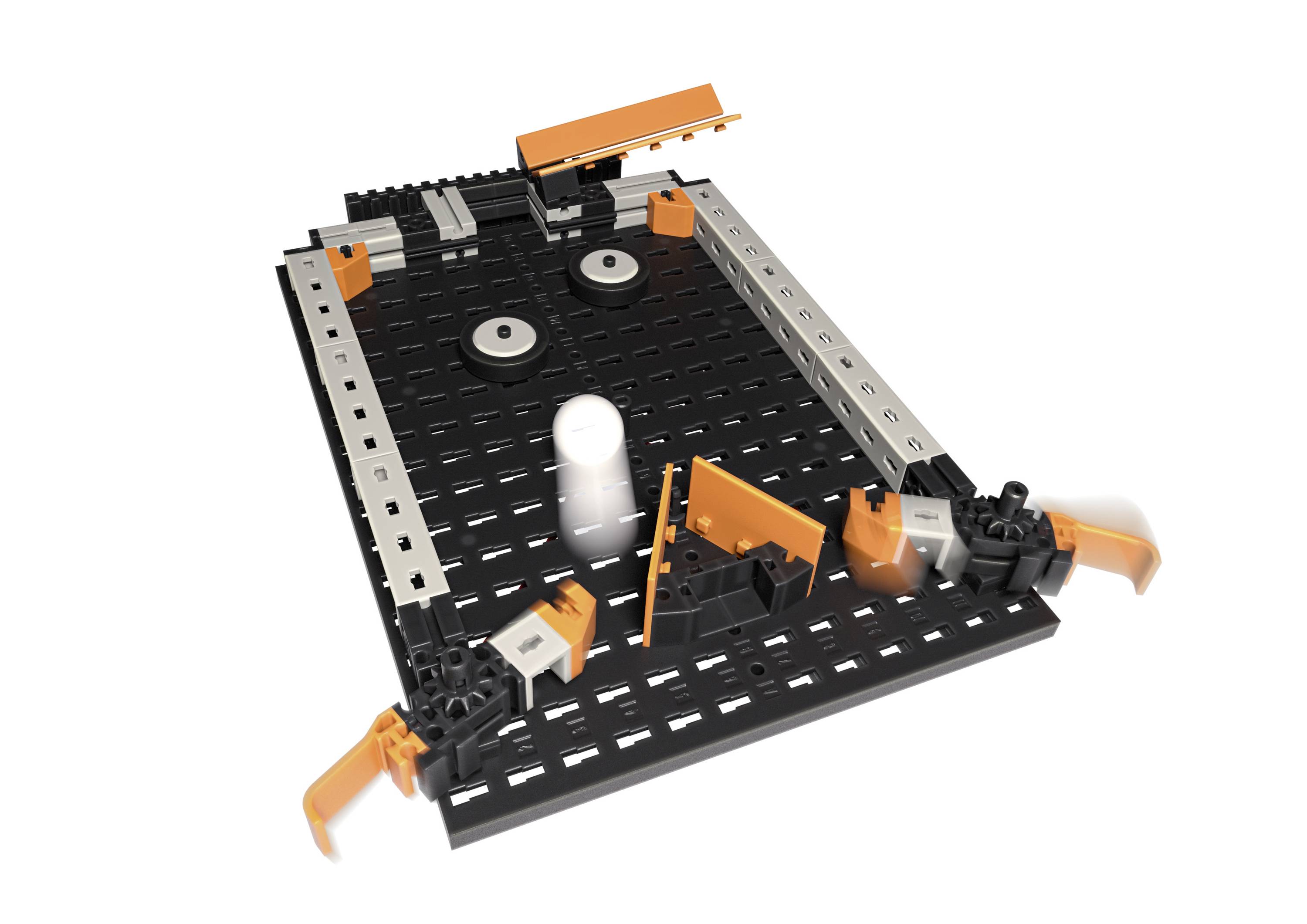 Černooranžový LEGO robot s posuvníky na děrované desce. Vypadá to, jako by byl právě v pohybu.