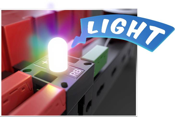 Svítící LED světlo na elektrickém obvodu, obklopené červenými a černými kabely. Vpravo nahoře nápis 'LIGHT' modrým písmem.