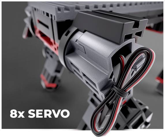 Detailní záběr mechanického modelu s osmi servomotory a kabely, které odhalují propracované struktury a propojení.