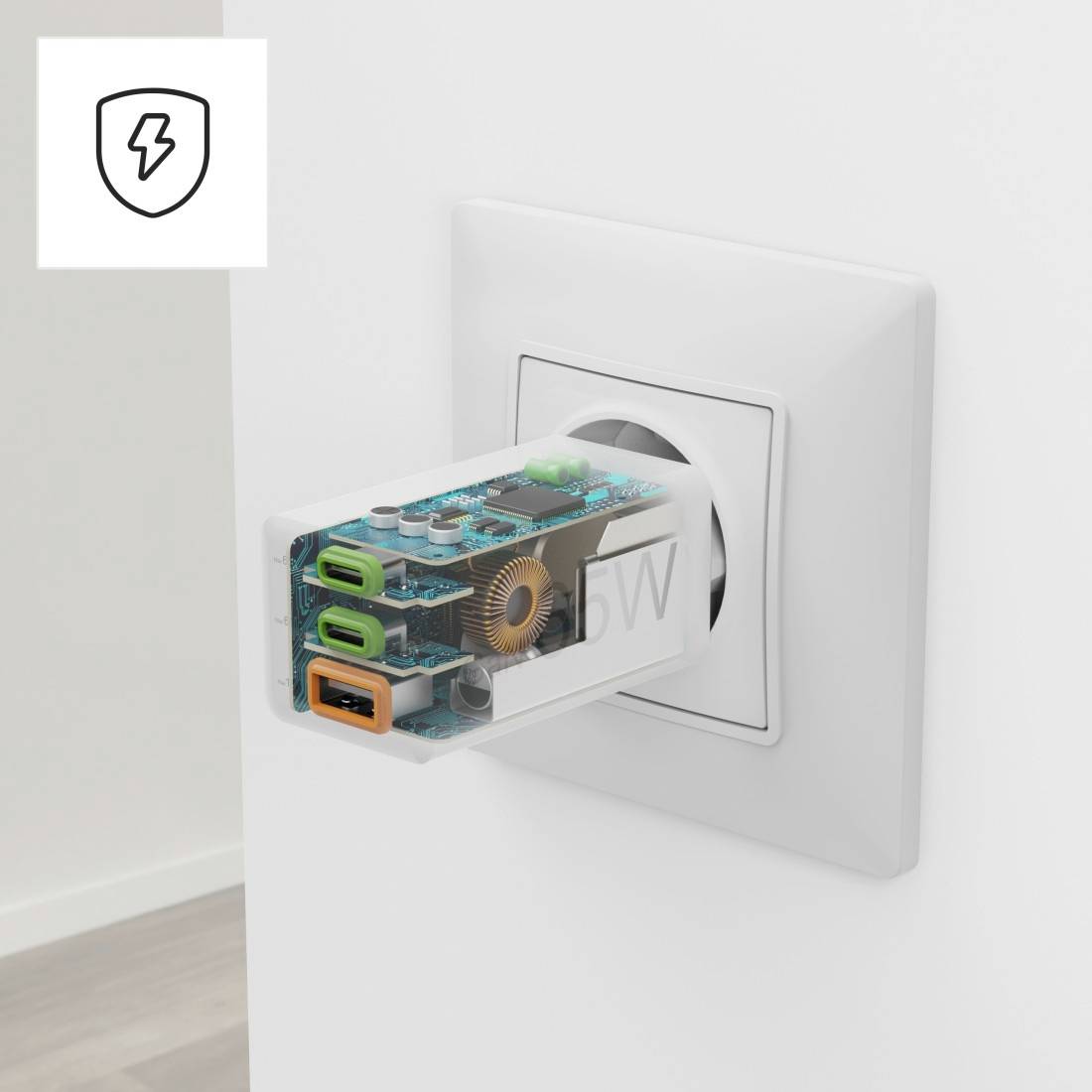 Průhledný USB nabíjecí adaptér je zapojen do bílé elektrické zásuvky. Ukazuje vnitřní komponenty elektronických součástek. Symbol rychlého nabíjení je umístěn vlevo nahoře.