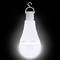 Bílá LED lampa svítí jasně před tmavým pozadím. Lampa má háček na podstavci, který je ideální pro zavěšení.