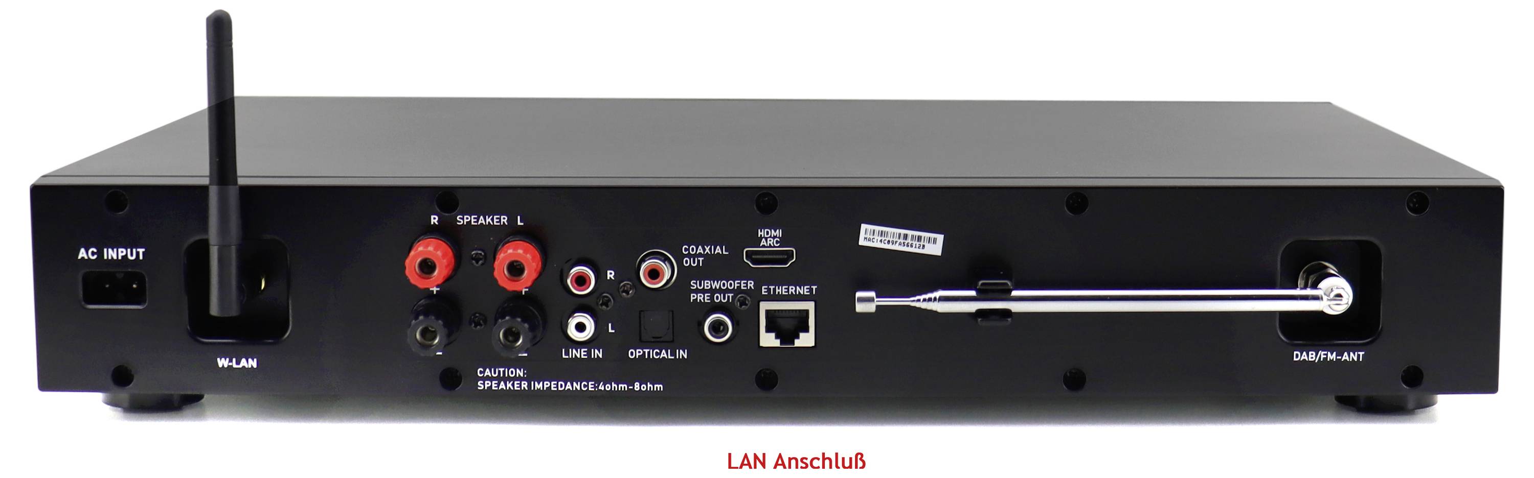 Zadní pohled na černé audio zařízení s různými porty včetně vstupu AC, výstupu reproduktoru, vstup linie, optického vstupu a Ethernetu.