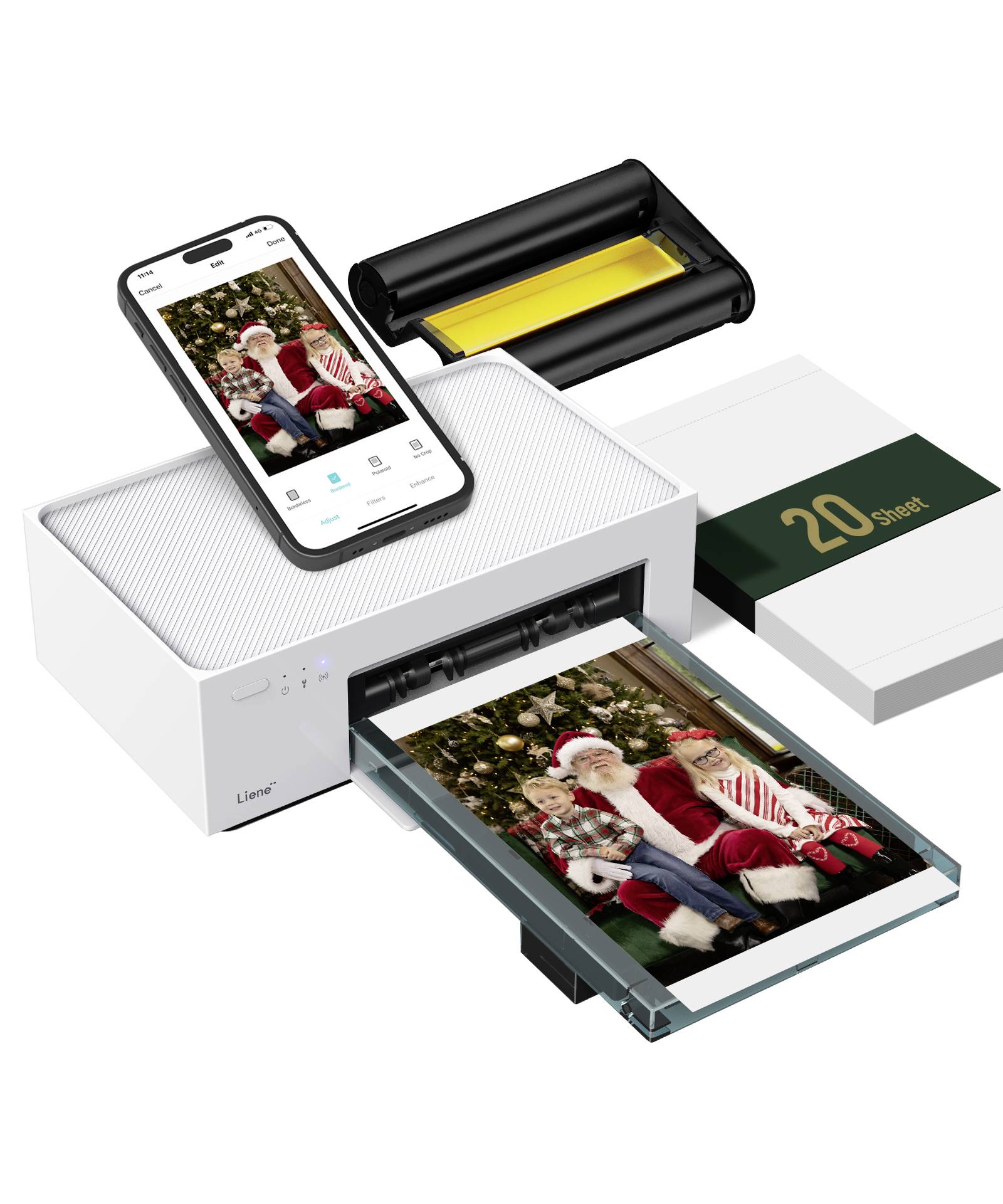 Obrázek zobrazuje barevnou tiskárnu připojenou k mobilnímu telefonu. Tiskne fotografii rodiny oblečené ve vánočních čepicích.