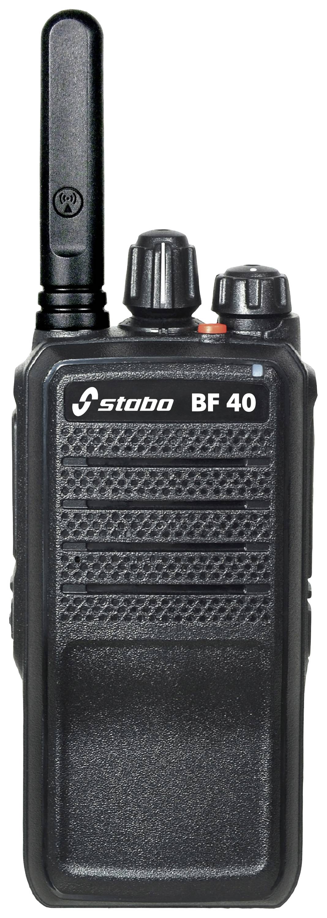 Černá vysílačka s nápisem 'stebo BF 40', vybavená anténou a několika otočnými knoflíky nahoře.